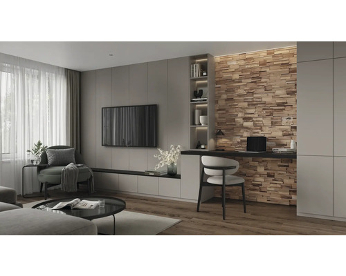 Modernes Wohnzimmer mit Fernseher, Sessel und Holzverkleidung