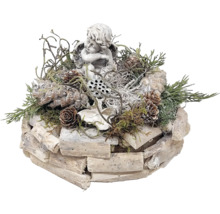 Dekoratives Arrangement mit Engel, Tannenzapfen und Holzscheiten