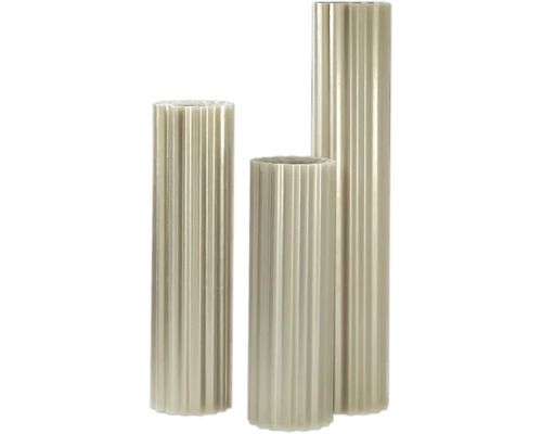 Drei gerippte Stumpenkerzen unterschiedlicher Höhe