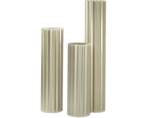 Drei gerippte Stumpenkerzen unterschiedlicher Höhe