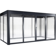 Überdachter Terrassenbereich mit Tür und lichtdurchlässigen Wänden