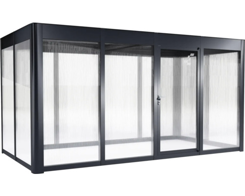 Überdachter Terrassenbereich mit Tür und lichtdurchlässigen Wänden