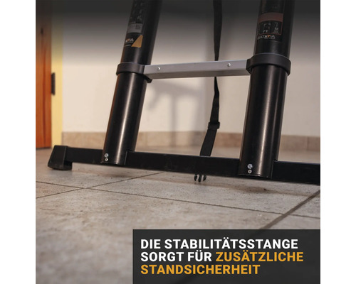 Detailansicht einer Teleskopleiter mit Fokus auf die Stabilitätsstange für zusätzliche Standsicherheit