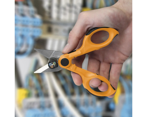 Eine Hand hält eine Kabel-Schere, die ein Kabel durchtrennt.