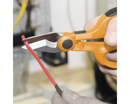 Kabel schneiden mit einer Kabelschere