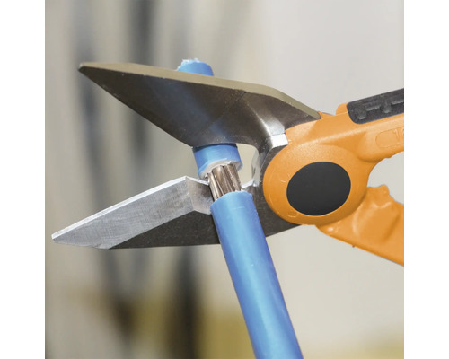 Kabelschere schneidet ein blaues Kabel