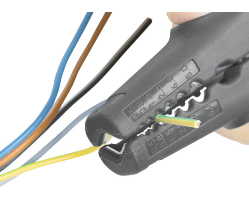 Abisolierzange beim Abisolieren eines Kabels