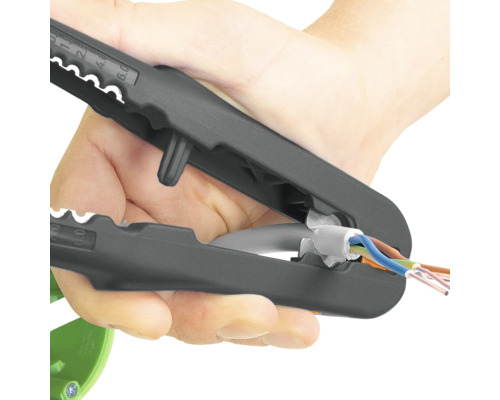 Abisolierzange im Einsatz an einem Kabel