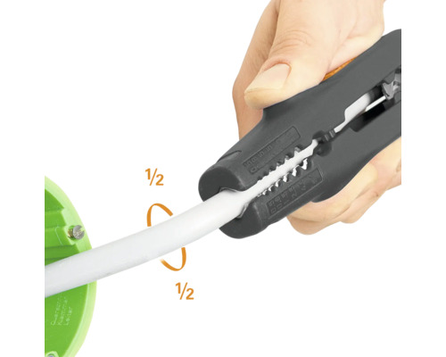 Abisolierzange im Einsatz zum Entfernen der Isolierung von einem Kabel