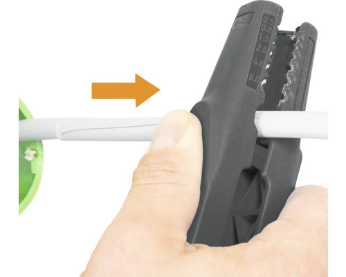 Eine Person isoliert ein Kabel mit einer Abisolierzange.