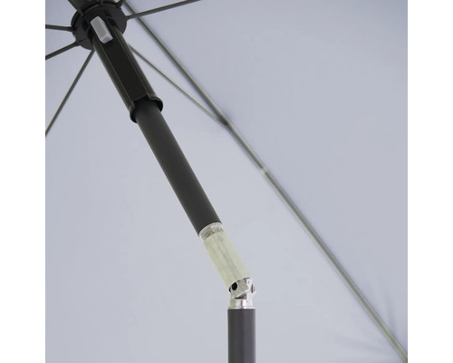 Detailansicht eines geöffneten Sonnenschirms mit Fokus auf Gestell und Streben.