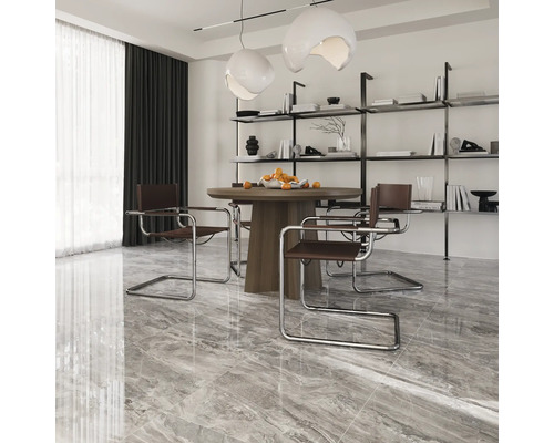 Esszimmer mit Esstisch, Freischwingerstühlen, Regal und Hängeleuchten