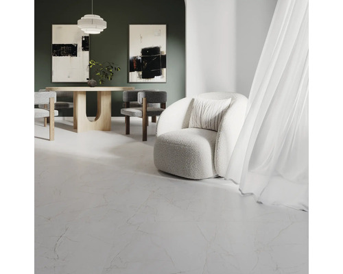 Heller Raum mit Esstisch, Stühlen und Sessel auf Marmorboden