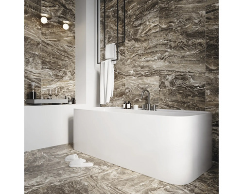 Modernes Badezimmer mit Badewanne, Handtuchhalter und Fliesen in Marmoroptik