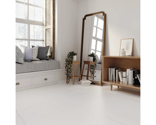 Heller Raum mit Fensterbank, Spiegel, Hocker und Bücherregal für ein helles und geräumiges Ambiente.