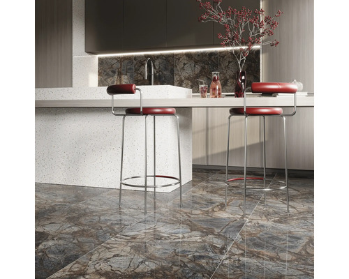 Küchenszene mit zwei Barhockern, Kücheninsel und Marmorboden