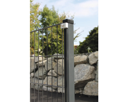 Detailaufnahme eines Doppelstabmattenzauns mit Zaunpfosten und Befestigungselementen.