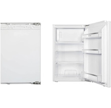 Einbaukühlschrank mit offener und geschlossener Tür.