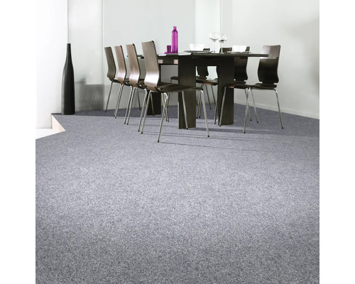 Szene mit grauem Teppichboden unter einem Esstisch mit Stühlen