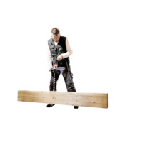 Ein Mann bohrt mit einer Bohrmaschine in ein Holzbrett.