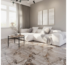 Helles Wohnzimmer mit modularem Sofa, Couchtisch und Fliesenboden in Marmoroptik.