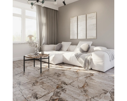 Helles Wohnzimmer mit modularem Sofa, Couchtisch und Fliesenboden in Marmoroptik.