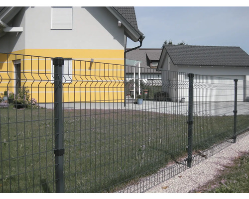 Drahtzaun vor einem Wohnhaus