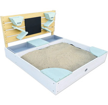 Sandkasten mit Wasserspielbereich und Tafel