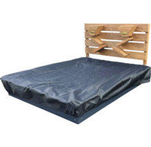 Bett mit hölzernem Kopfende und wasserdichter Abdeckung