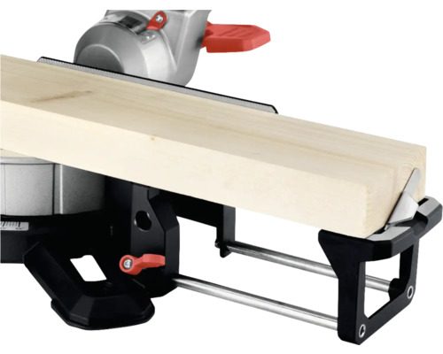 Kapp- und Gehrungssäge mit Holzstück