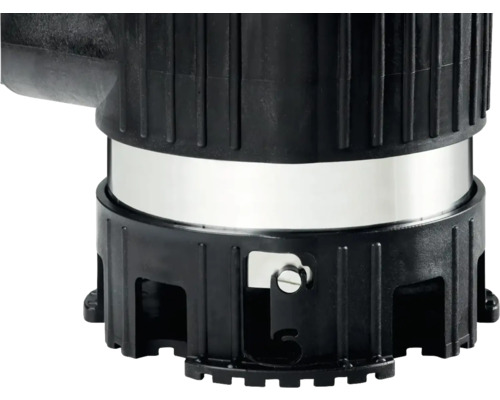 Detailansicht eines Poolpumpenanschlusses mit Metallschelle