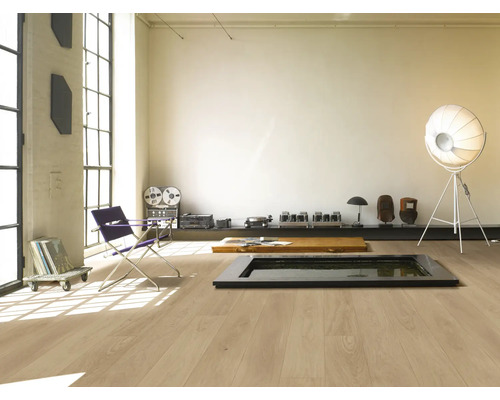 Heller Raum mit Holzboden, Sessel und Dekoration