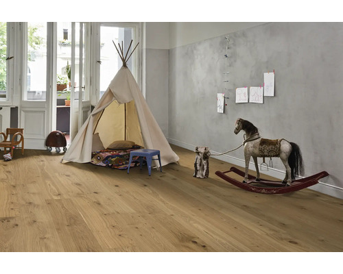 Kinderzimmer mit Holzboden, Spielzelt und Schaukelpferd