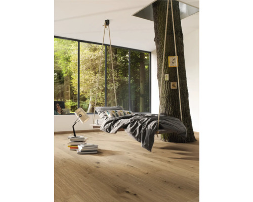 Helles Schlafzimmer mit Hänge bett, das an einem Baum befestigt ist, und Holzboden