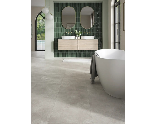 Helles Badezimmer mit Doppelwaschtisch, Spiegeln und Badewanne