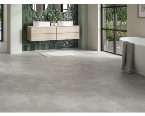 Helles Badezimmer mit Doppelwaschtisch, Spiegeln, Badewanne und Fliesenboden.