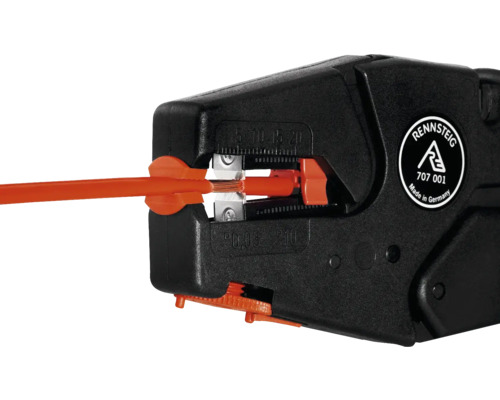 Abisolierzange mit einem orangefarbenen Kabel und dem Rennsteig Logo