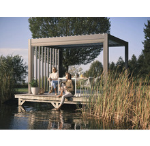 Szene mit einer Pergola auf einer Plattform am Wasser, auf der zwei Personen sitzen