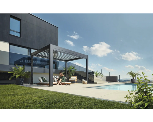 Moderne Terrasse mit Aluminiumpergola, Liegestühlen und Pool neben einem Wohnhaus.