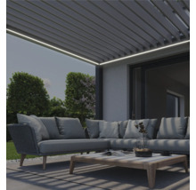 Überdachte Terrasse mit Loungemöbeln und LED-Beleuchtung