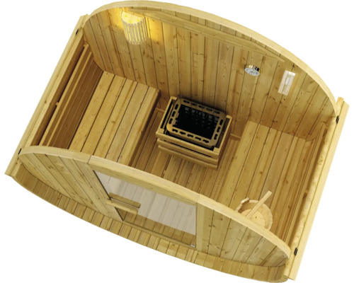 Innenansicht einer Holzfasssauna mit Ofen, Lampe und Zubehör