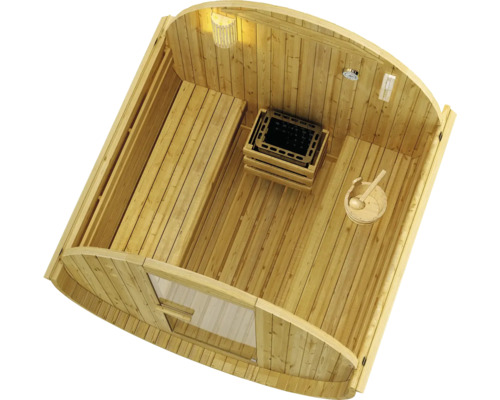 Innenansicht einer Holzfasssauna mit Ofen, Bänken und Zubehör