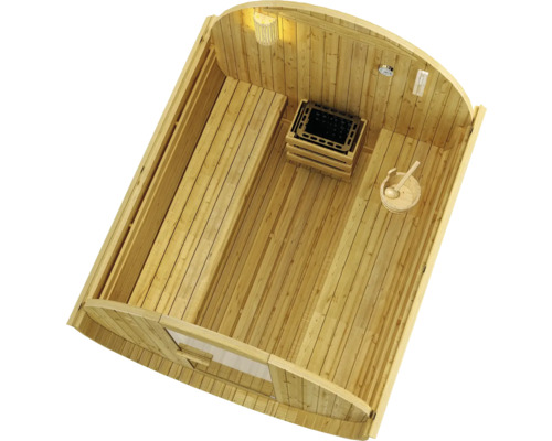 Innenansicht einer Holzfasssauna mit Ofen, Bänken und Zubehör