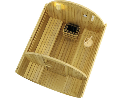Innenansicht einer Holzfasssauna mit Ofen, Eimer und Kelle