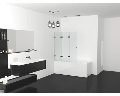 Modernes Badezimmer mit Badewanne, Duschwand, Waschtisch und Spiegelschrank