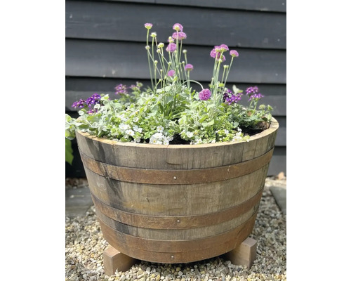 Blumenfass mit verschiedenen Blumen