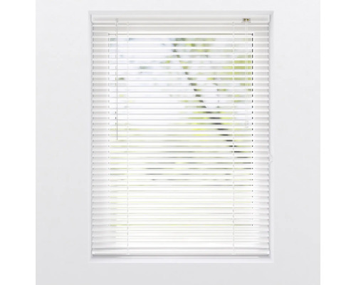 Geschlossene weiße Jalousie am Fenster