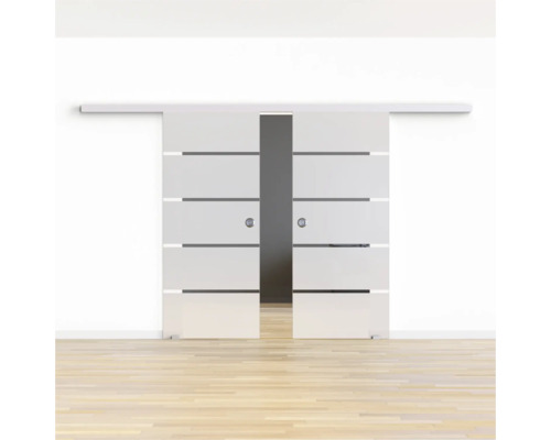 Doppelschiebetür aus Glas mit horizontalen Streifen vor einer weißen Wand