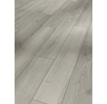 Nahaufnahme eines Laminatbodens in Holzoptik.