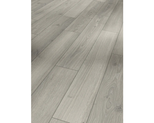 Nahaufnahme eines Laminatbodens in Holzoptik.